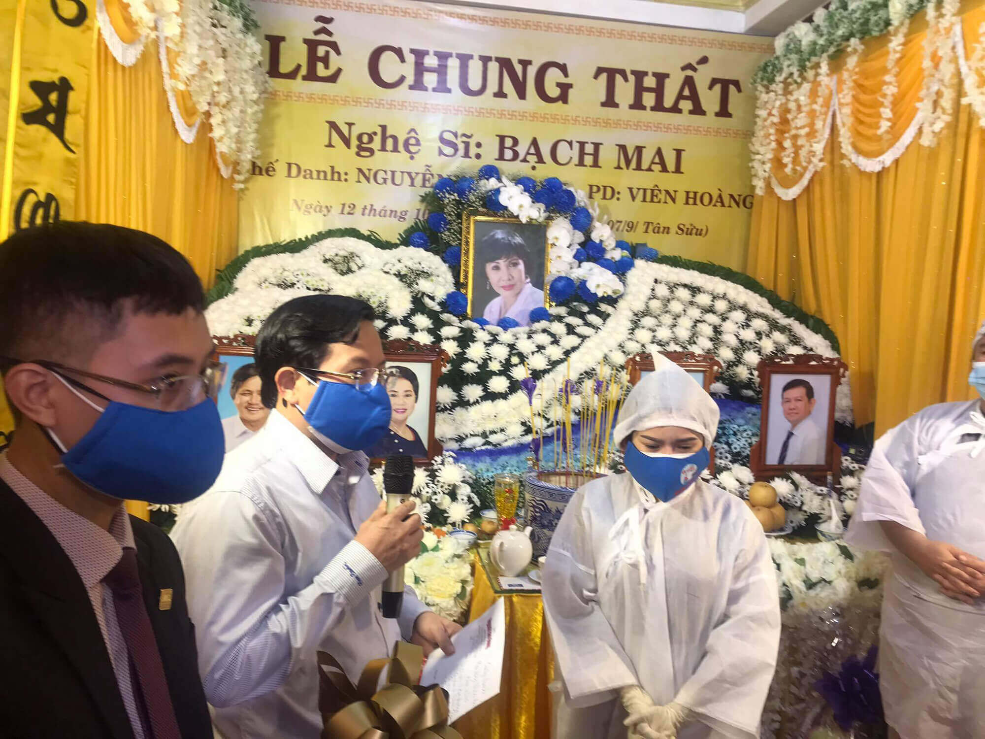 "Mai Vàng nhân ái" thăm gia đình 5 nghệ sĩ qua đời trong đợt dịch Covid-19 5 Mai Vàng nhân ái thăm gia đình 5 nghệ sĩ qua đời trong đợt dịch Covid-19 - Ảnh 4.